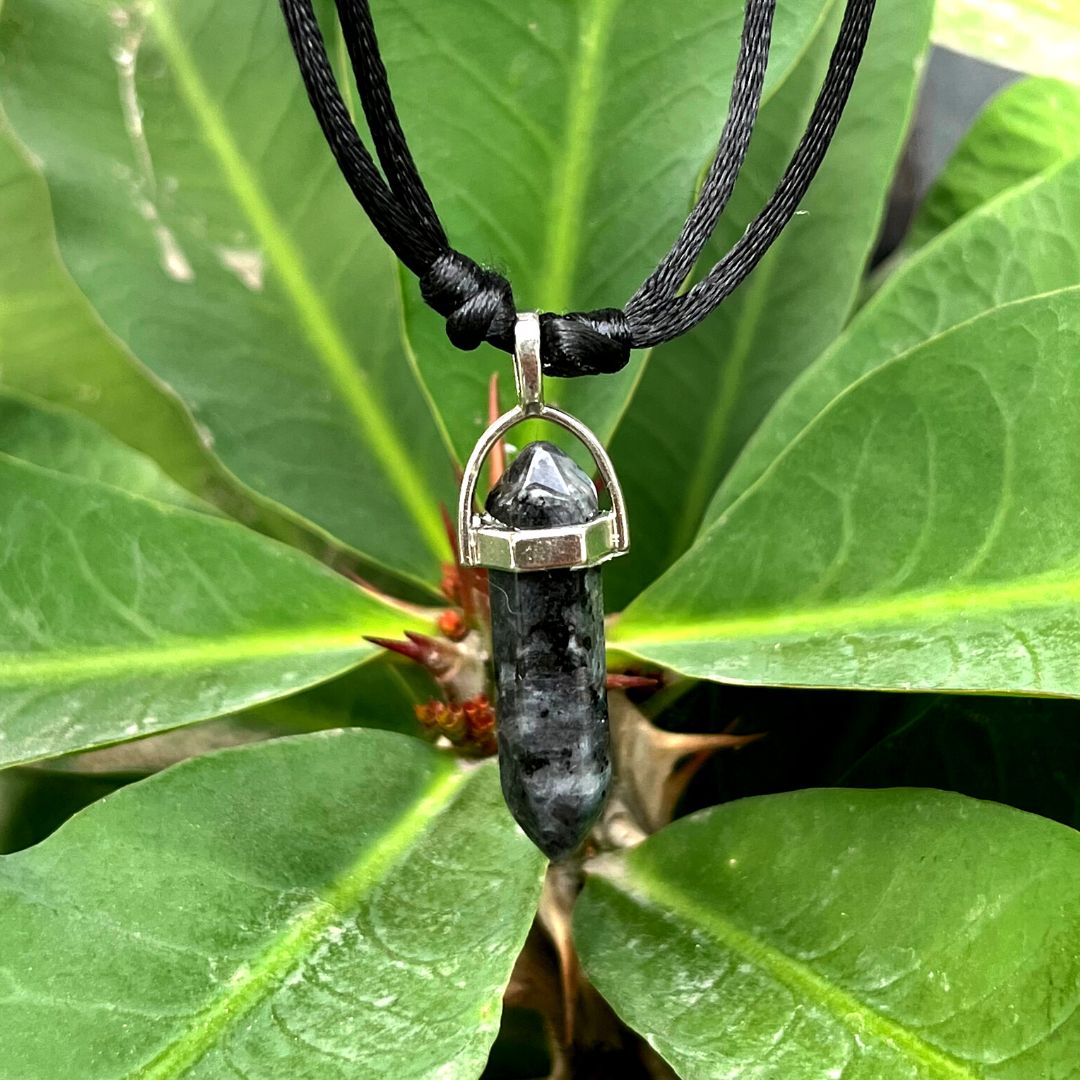 Collar con Dije de Labradorita en Forma de Punta de Lápiz