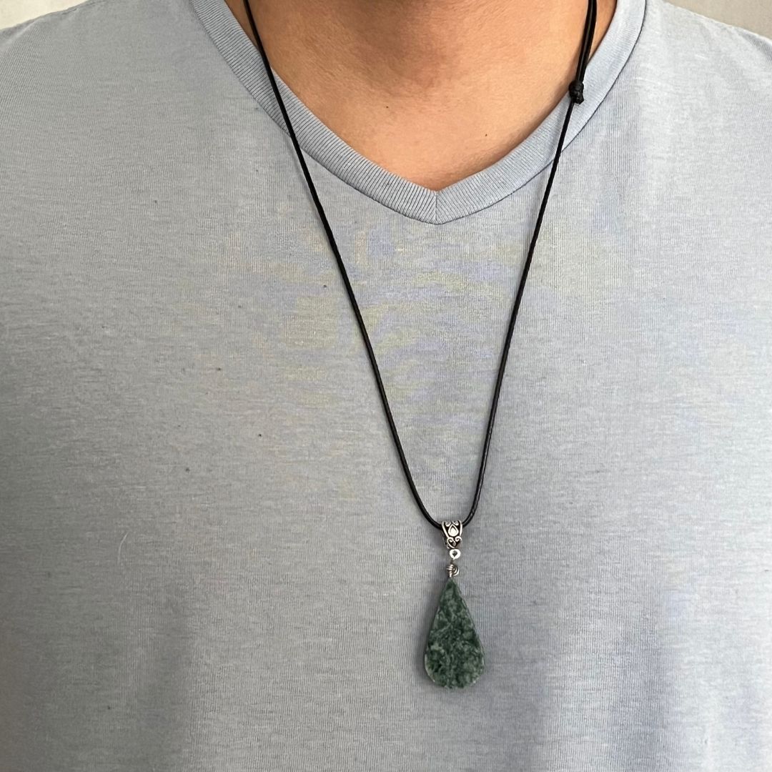 Collar de Jade en Forma de Gota