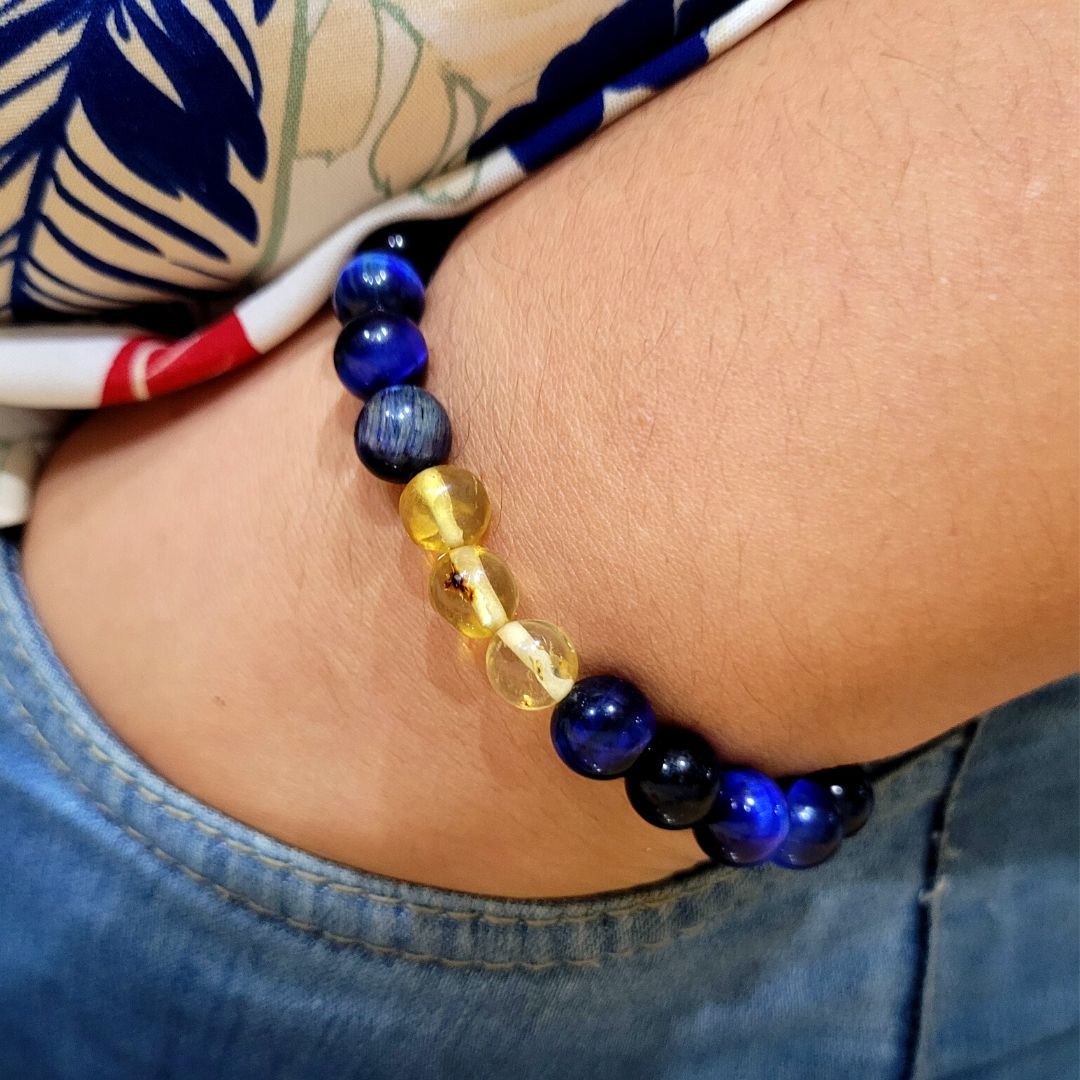 Pulsera de Ojo de Tigre Azul con Tres Perlas de Ámbar